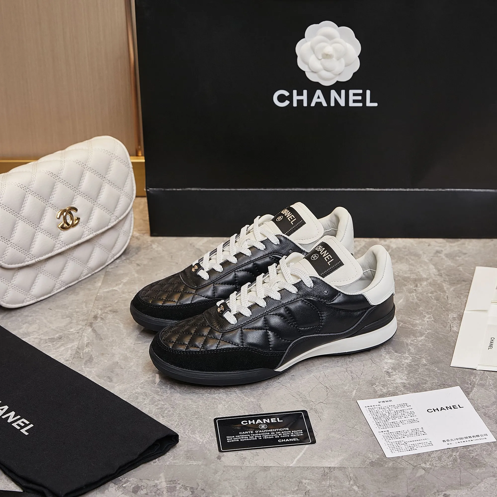 👟👟Ex-factory price 560👟👟 Chanel Chanel - 2024 counter top casual sports shoes This classic design; the upper is electro-embroidered with a variety of techniques; the outsole is fashionable and sporty; it is unusual to incorporate a variety of color matching elements... The diversified mix and match is very beautiful and versatile, casual, fashionable, sports and outdoor can be taken into account... ꫛꫀꪝ Go➫ Material: ❶Upper is made of: Original imported mixed-breed sheep ❷Inside made of: original imported breathable sheepskin ❸Outsole based on: original TPU outsole Full set of boutique packaging for women 35–41